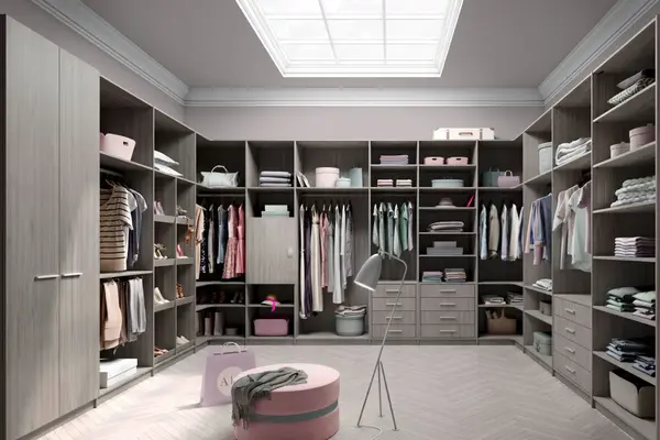 Moderner begehbarer Kleiderschrank mit offenen Regalen, Kleidung, Schuhen und Accessoires.