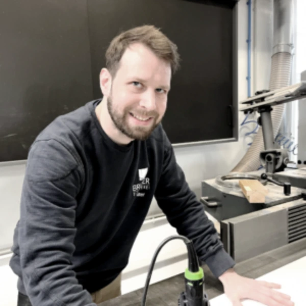 Mann in Werkstatt bedient Holzbearbeitungsmaschine, Handwerk Holzarbeit